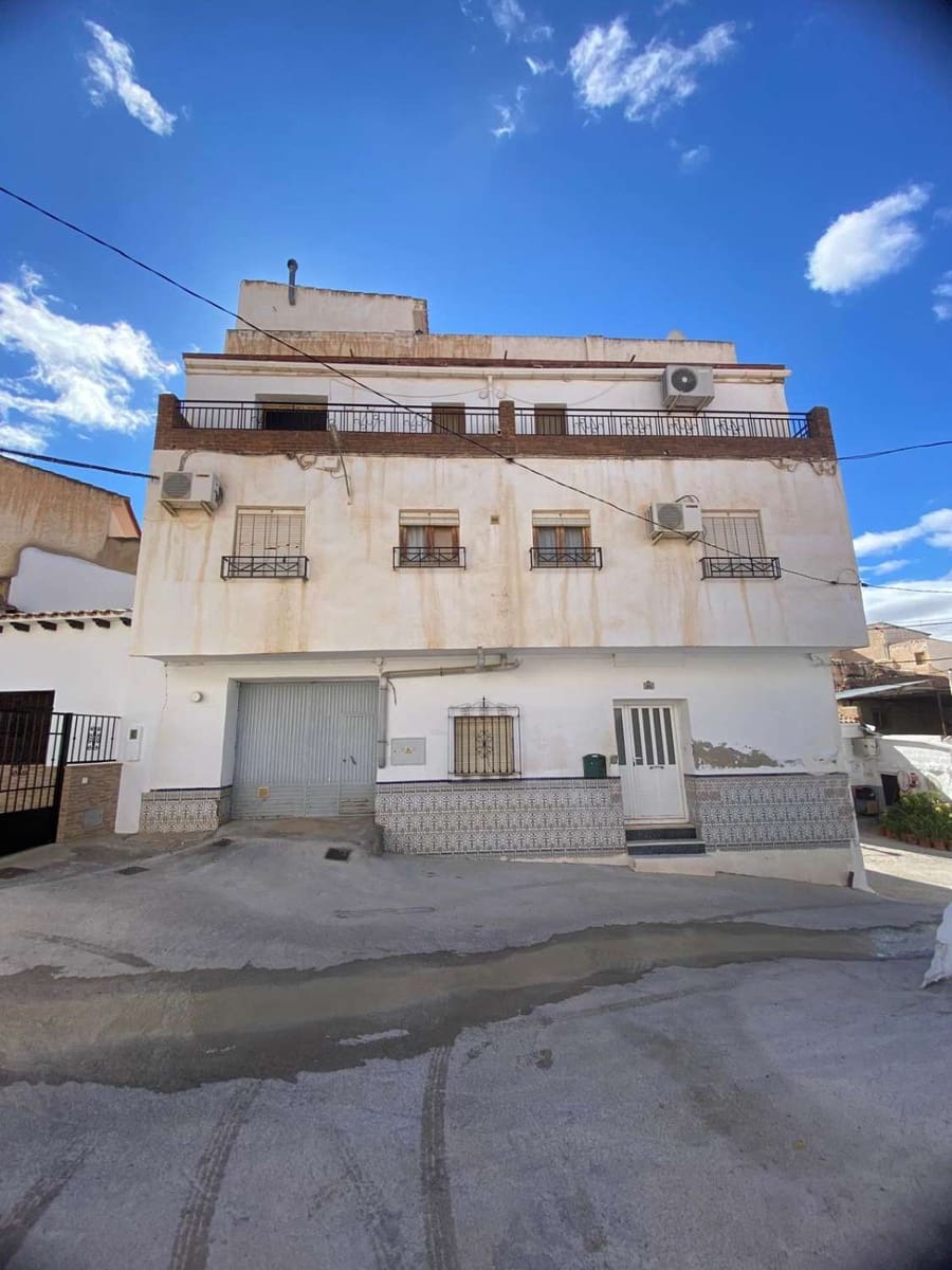 6 soveværelse Byhus til salg i Freila med garage - € 38.000 (Ref: 8992577)