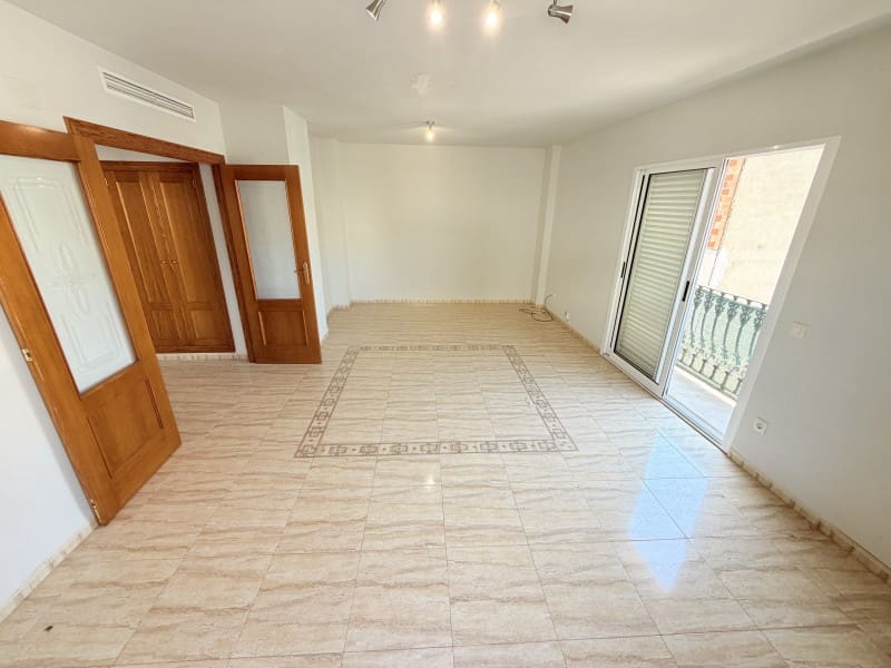 3 bedroom Flat for sale in Canals - € 120,000 (Ref: 10008787)