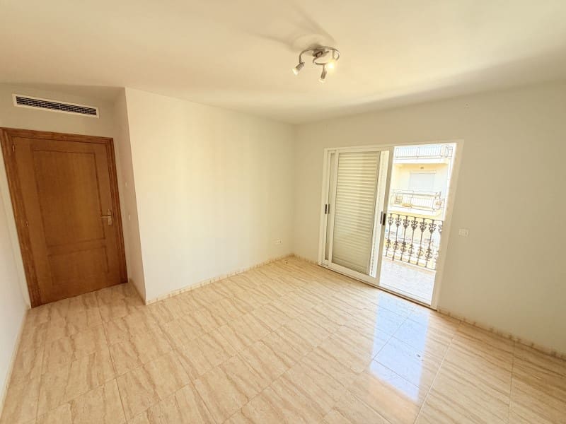 3 bedroom Flat for sale in Canals - € 120,000 (Ref: 10008787)
