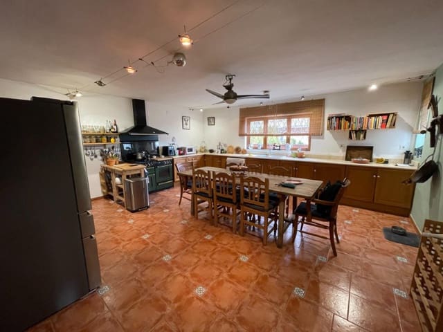 4 bedroom Villa for sale in Balones with pool garage - € 325,000 (Ref: 10008791)