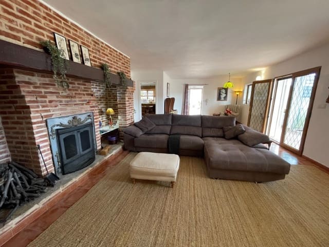 4 bedroom Villa for sale in Balones with pool garage - € 325,000 (Ref: 10008791)