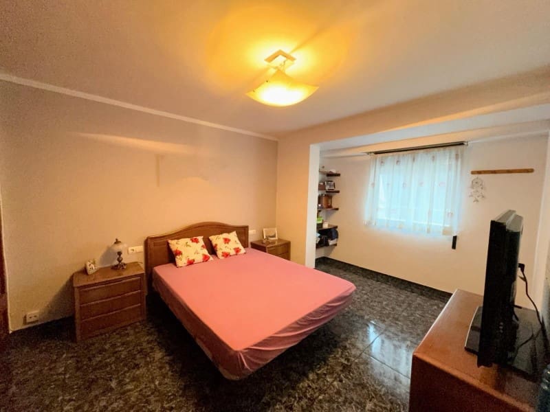 5 bedroom Townhouse for sale in L'Olleria with garage - € 140,000 (Ref: 10008812)