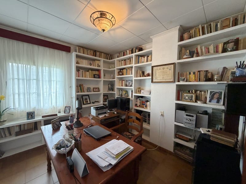 7 Zimmer Villa zu verkaufen in Valencia Stadt mit Pool Garage - 395.000 € (Ref: 10031664)
