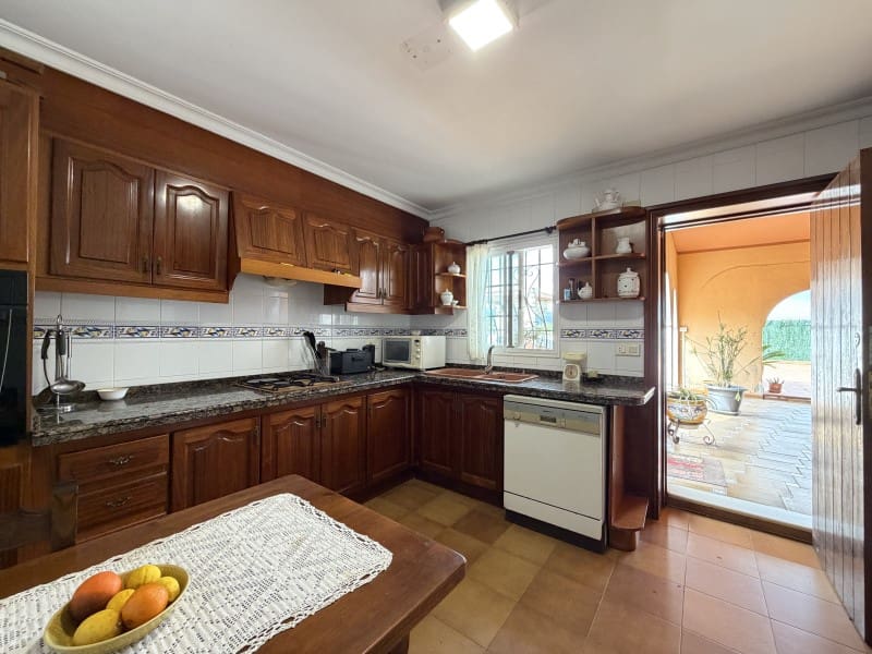 7 Zimmer Villa zu verkaufen in Valencia Stadt mit Pool Garage - 395.000 € (Ref: 10031664)