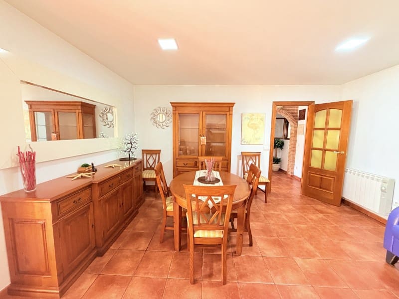 4 quarto Moradia para venda em Canals com piscina garagem - 360 000 € (Ref: 10161241)
