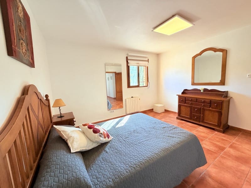 4 quarto Moradia para venda em Canals com piscina garagem - 360 000 € (Ref: 10161241)