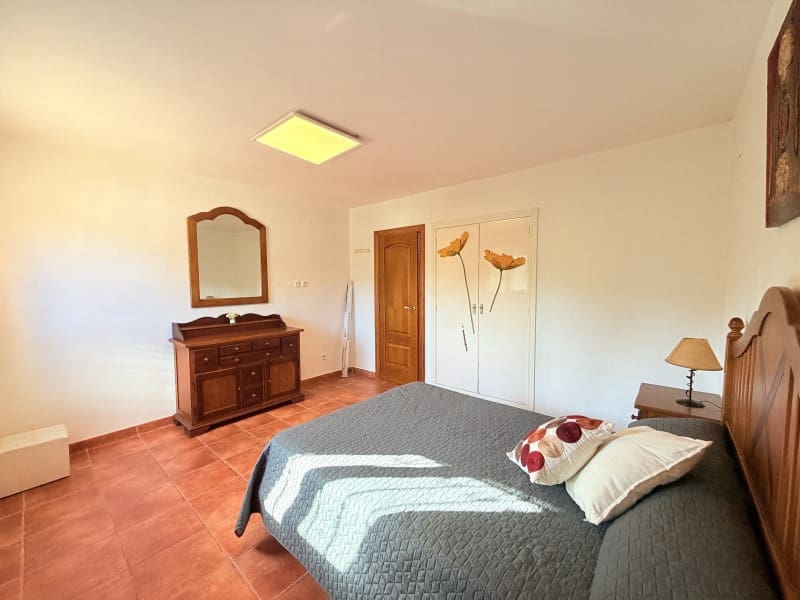 4 quarto Moradia para venda em Canals com piscina garagem - 360 000 € (Ref: 10161241)