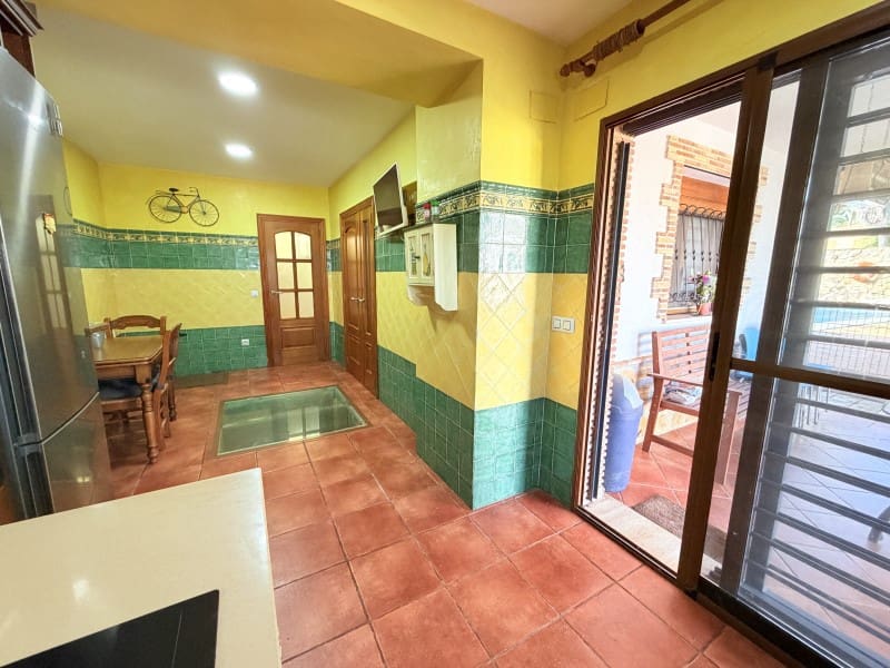 4 quarto Moradia para venda em Canals com piscina garagem - 360 000 € (Ref: 10161241)