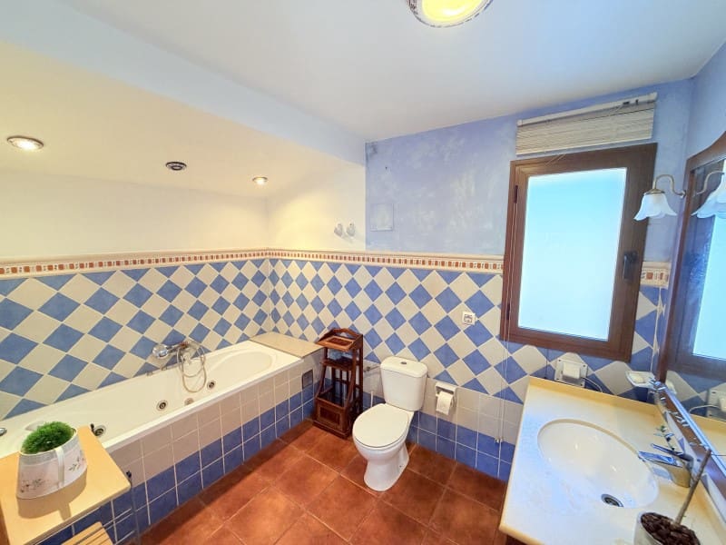 4 quarto Moradia para venda em Canals com piscina garagem - 360 000 € (Ref: 10161241)