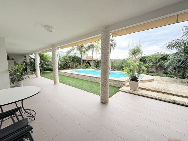 5 bedroom Villa for sale in Alberic with pool garage - € 349,900 (Ref: 10166339)