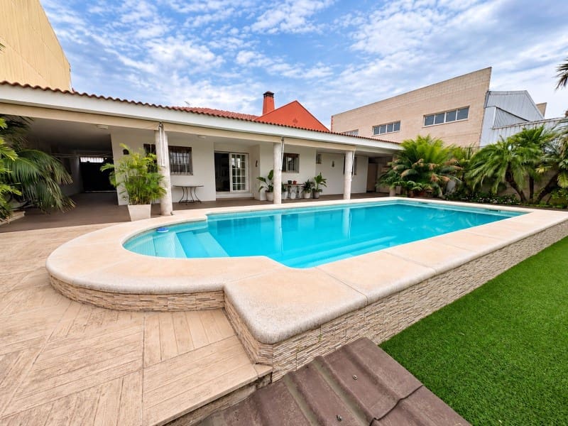 5 bedroom Villa for sale in Alberic with pool garage - € 349,900 (Ref: 10166339)