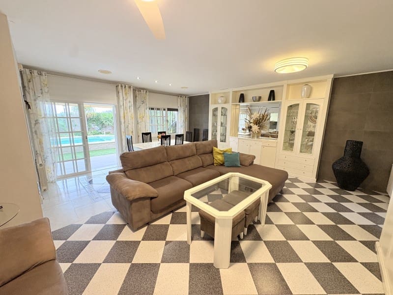 5 bedroom Villa for sale in Alberic with pool garage - € 349,900 (Ref: 10166339)