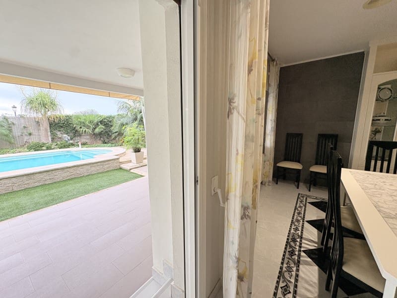 5 bedroom Villa for sale in Alberic with pool garage - € 349,900 (Ref: 10166339)