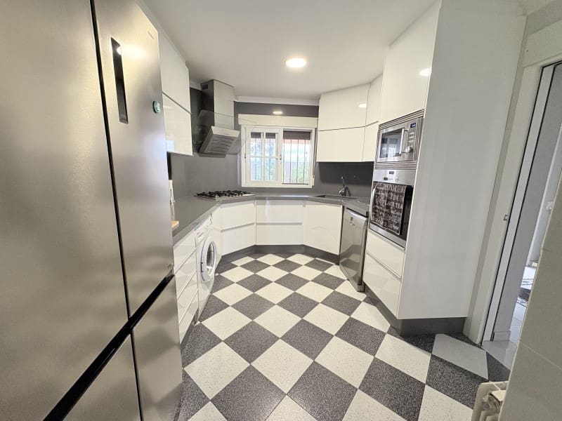 5 bedroom Villa for sale in Alberic with pool garage - € 349,900 (Ref: 10166339)