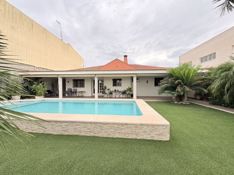 5 bedroom Villa for sale in Alberic with pool garage - € 349,900 (Ref: 10166339)