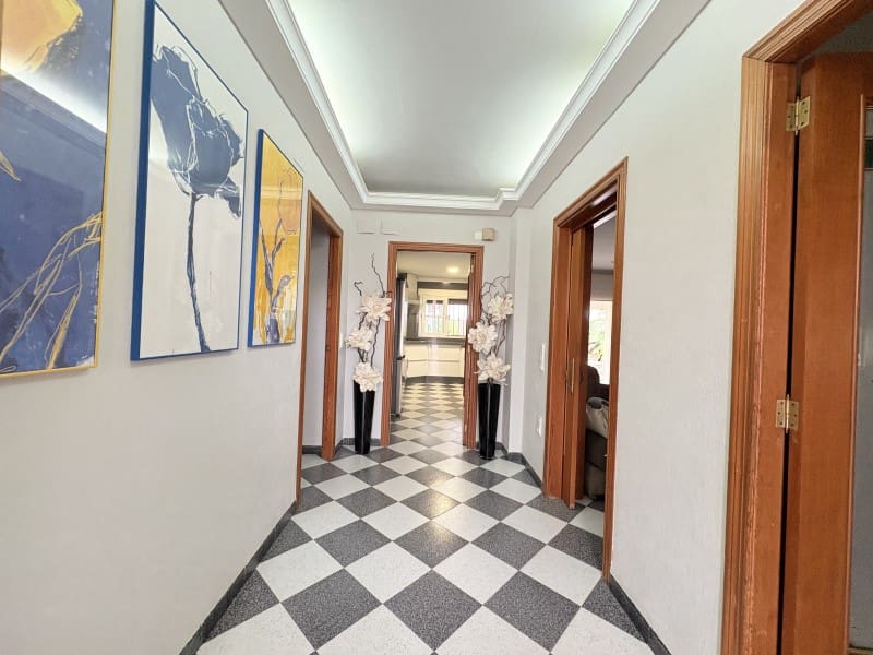 5 bedroom Villa for sale in Alberic with pool garage - € 349,900 (Ref: 10166339)