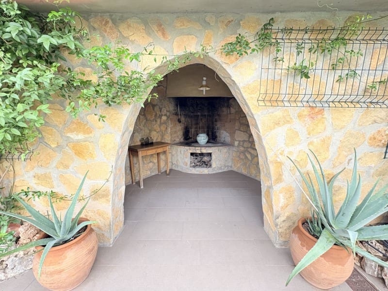 5 bedroom Villa for sale in Alberic with pool garage - € 349,900 (Ref: 10166339)