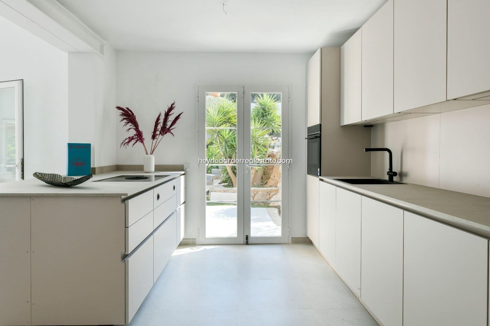 5 bedroom Villa for sale in Santa Ponsa with pool garage - € 2,750,000 (Ref: 9420219)