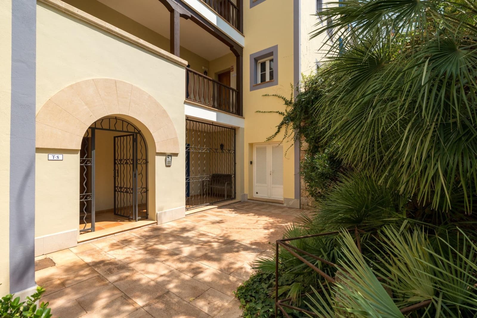 2 bedroom Apartment for sale in Illetas with pool - € 900,000 (Ref: 9420242)