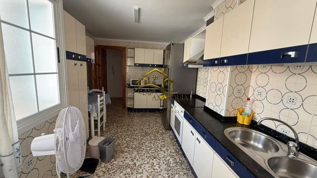 4 bedroom Flat for rent in Vélez-Málaga - € 700 (Ref: 10047508)