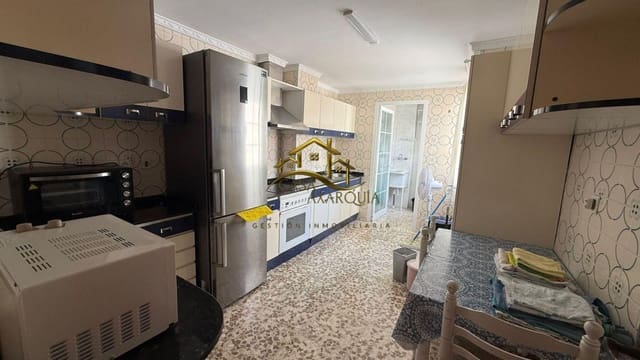 4 bedroom Flat for rent in Vélez-Málaga - € 700 (Ref: 10047508)