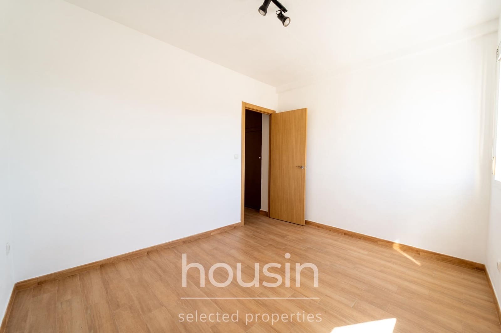 3 bedroom Flat for sale in Seville city with garage - € 335,000 (Ref: 10098461)