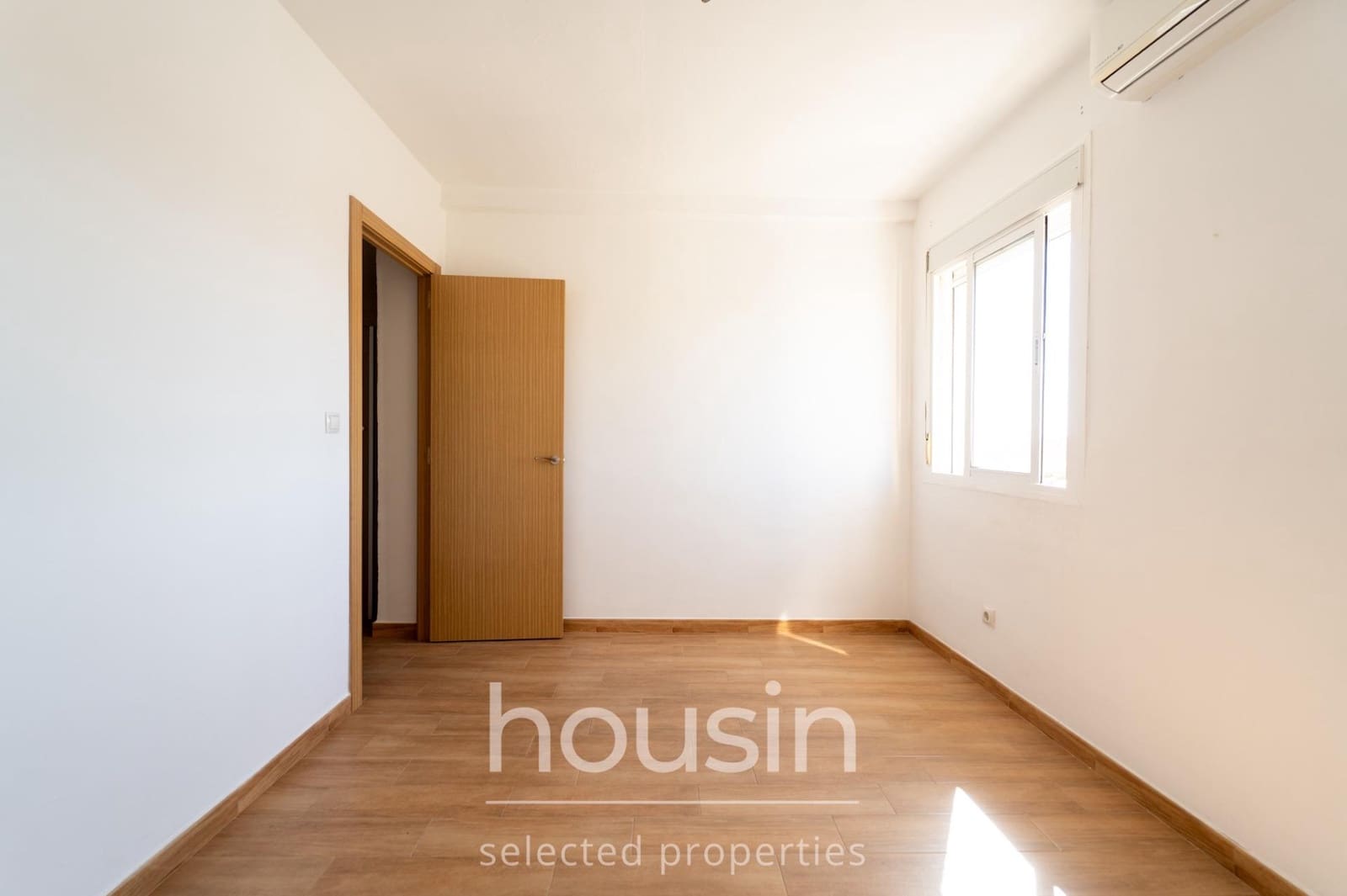 3 bedroom Flat for sale in Seville city with garage - € 335,000 (Ref: 10098461)