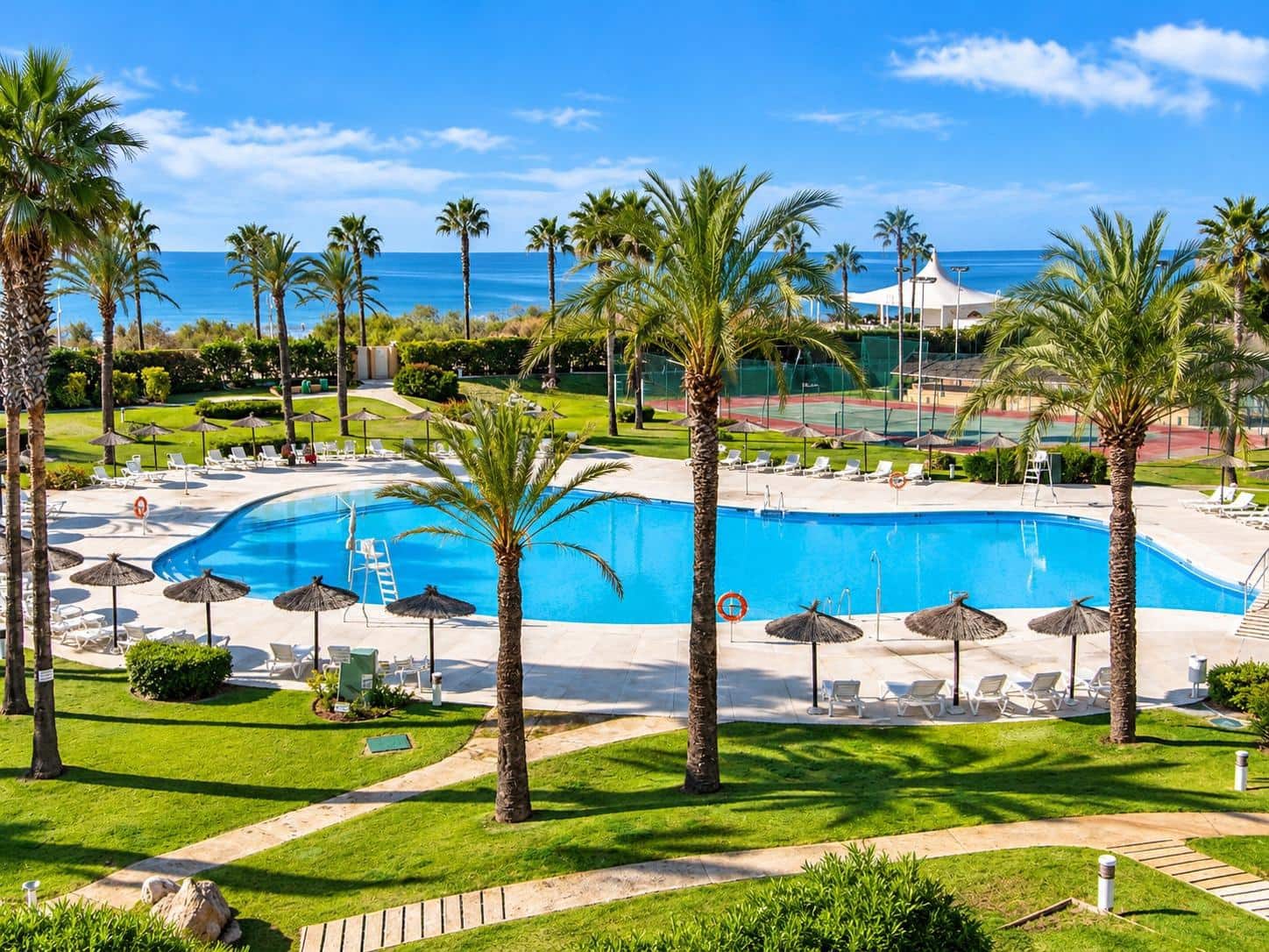 2 bedroom Flat for sale in Islantilla with pool garage - € 450,000 (Ref: 10161545)