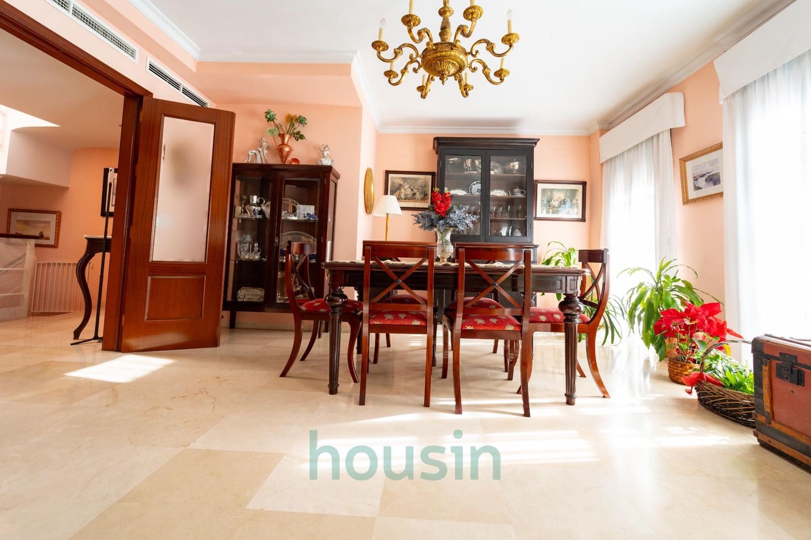 5 bedroom Apartment for sale in Seville city with garage - € 580,000 (Ref: 8770860)