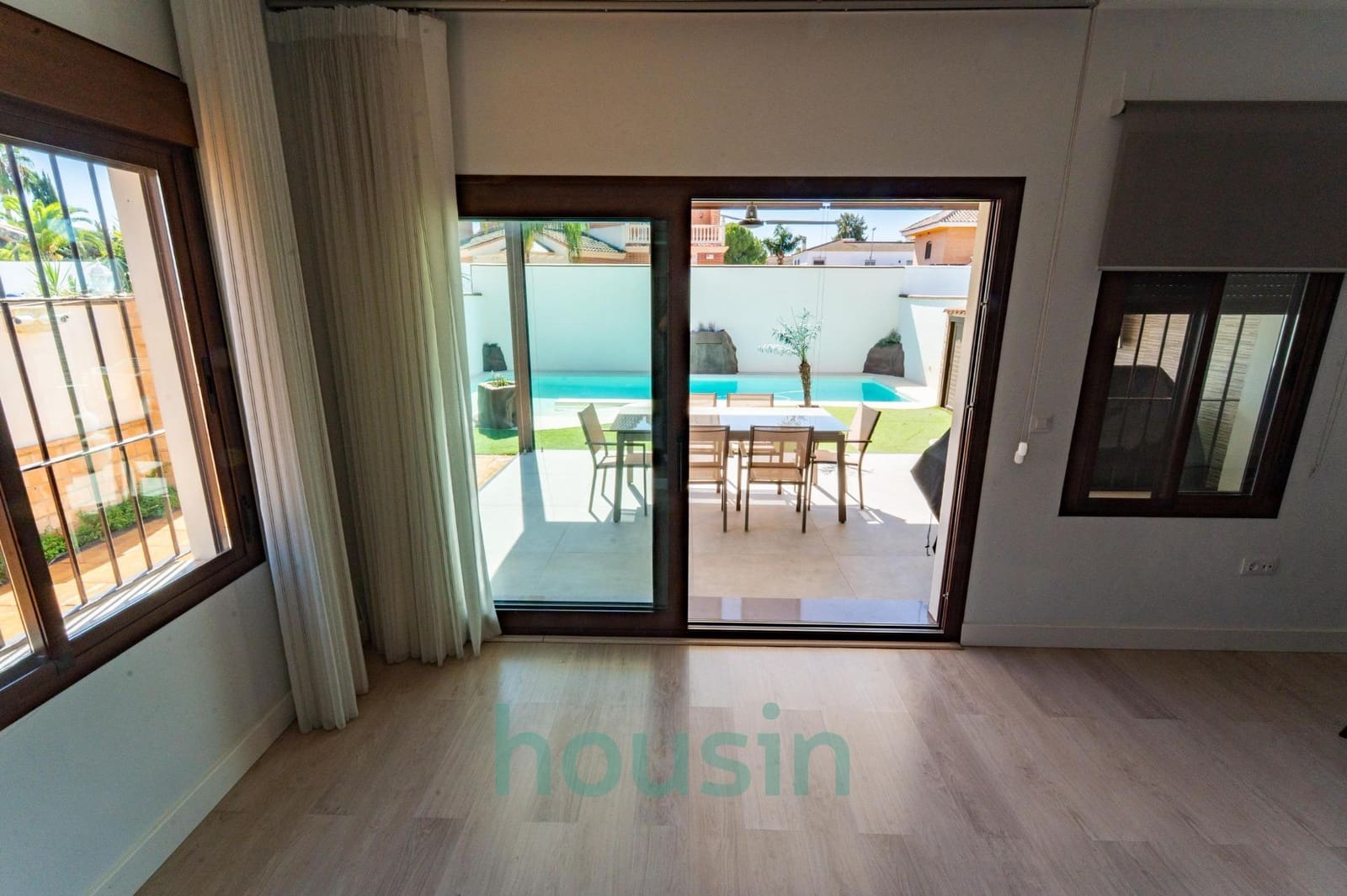 4 quarto Moradia para venda em Montequinto com piscina garagem - 629 000 € (Ref: 9202421)