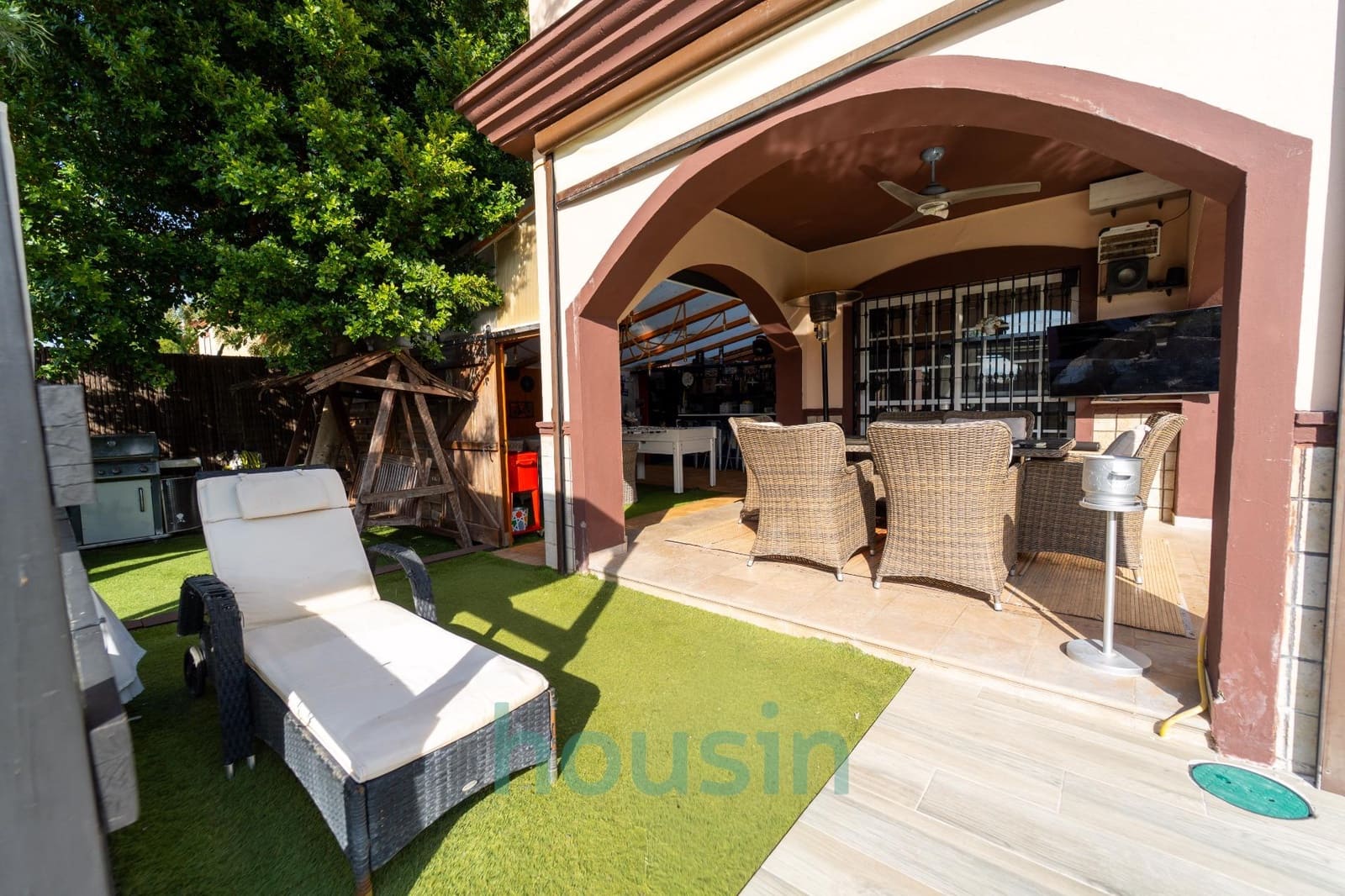 5 soveværelse Villa til salg i Montequinto med swimmingpool garage - € 1.050.000 (Ref: 9414106)