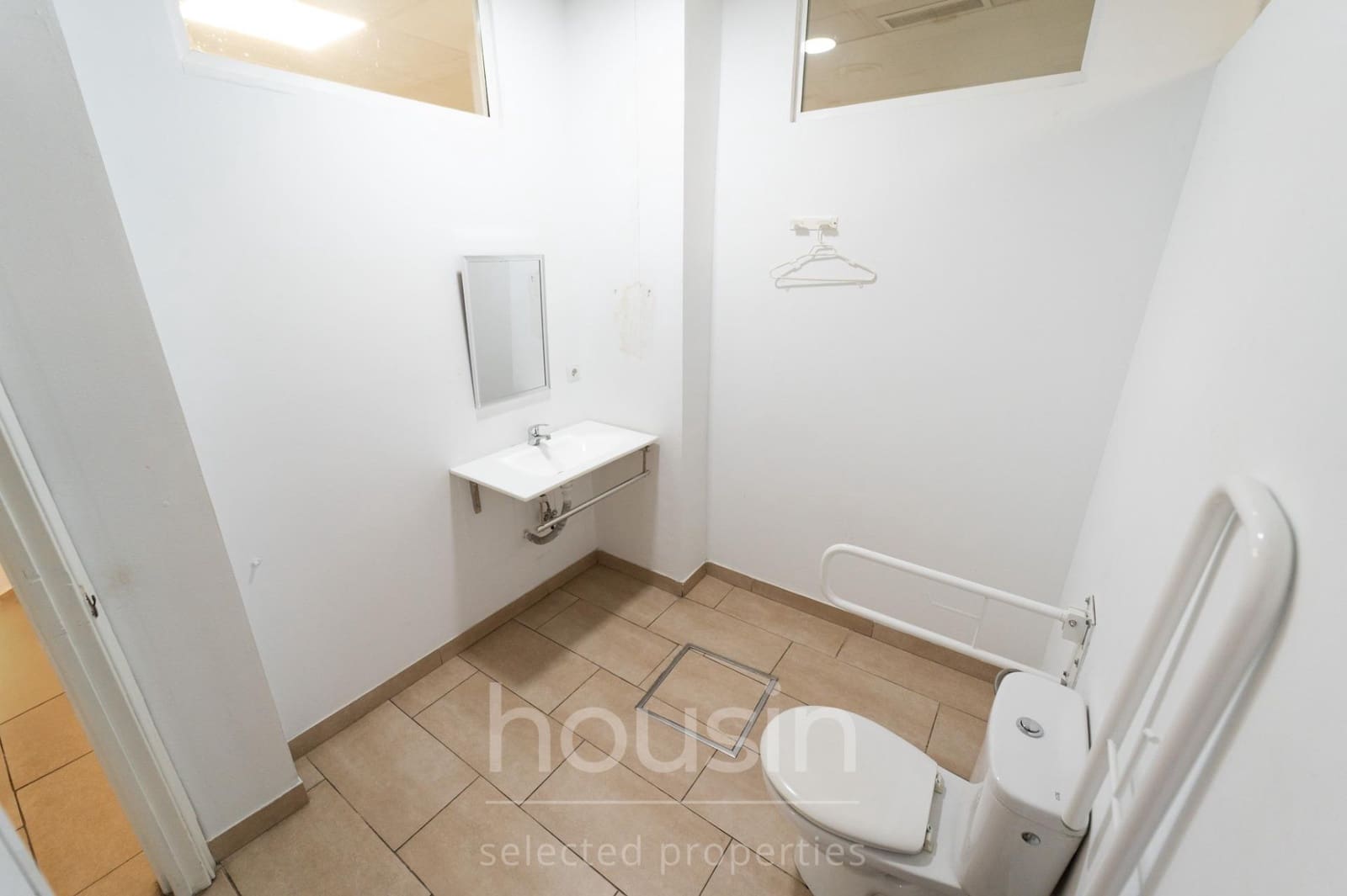 Kommersiell til salgs i Sevilla by - € 180 000 (Ref: 9903946)