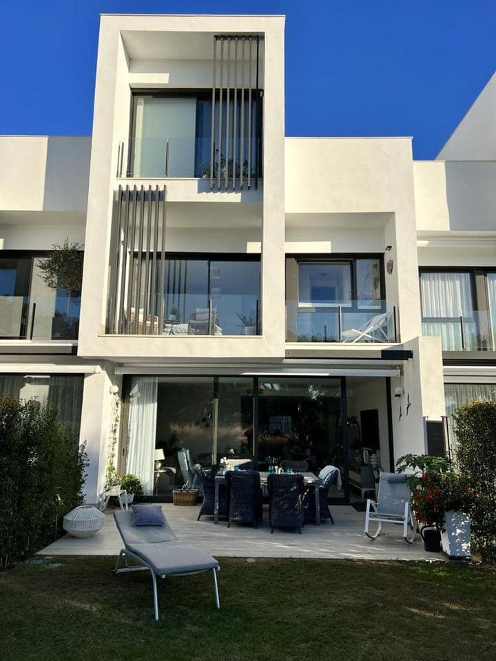 4 soveværelse Villa til salg i San Roque med swimmingpool garage - € 869.000 (Ref: 10037746)