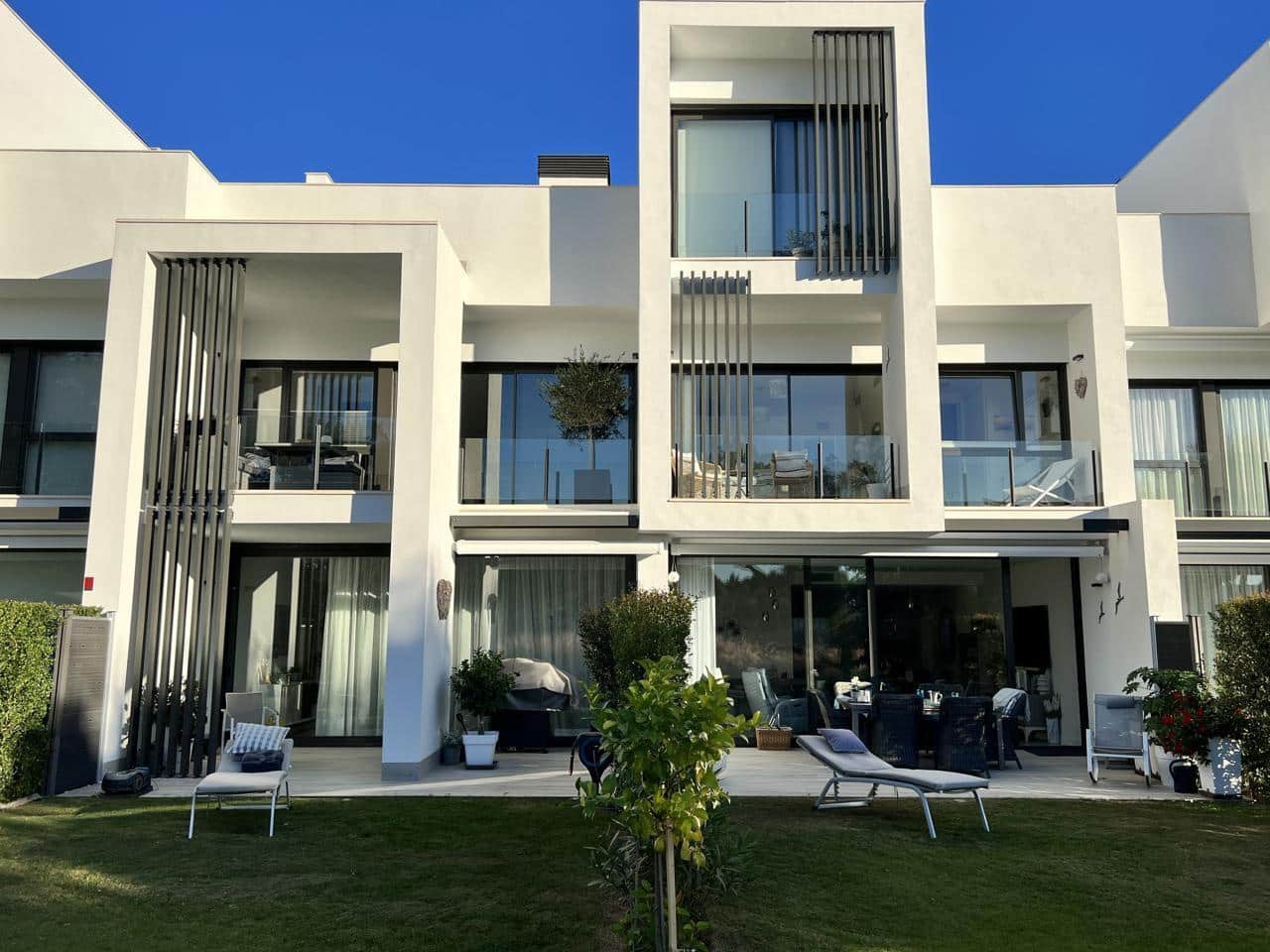 4 soveværelse Villa til salg i San Roque med swimmingpool garage - € 869.000 (Ref: 10037746)