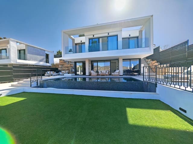 Chalet de 5 habitaciones en Valle Romano Golf, Estepona en venta con piscina garaje - 1.395.000 € (Ref: 10037760)