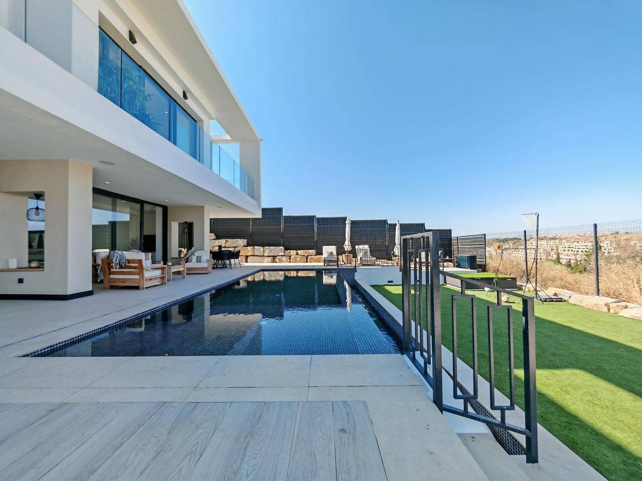 5 slaapkamer Villa te koop in Estepona met zwembad garage - € 1.395.000 (Ref: 10037760)