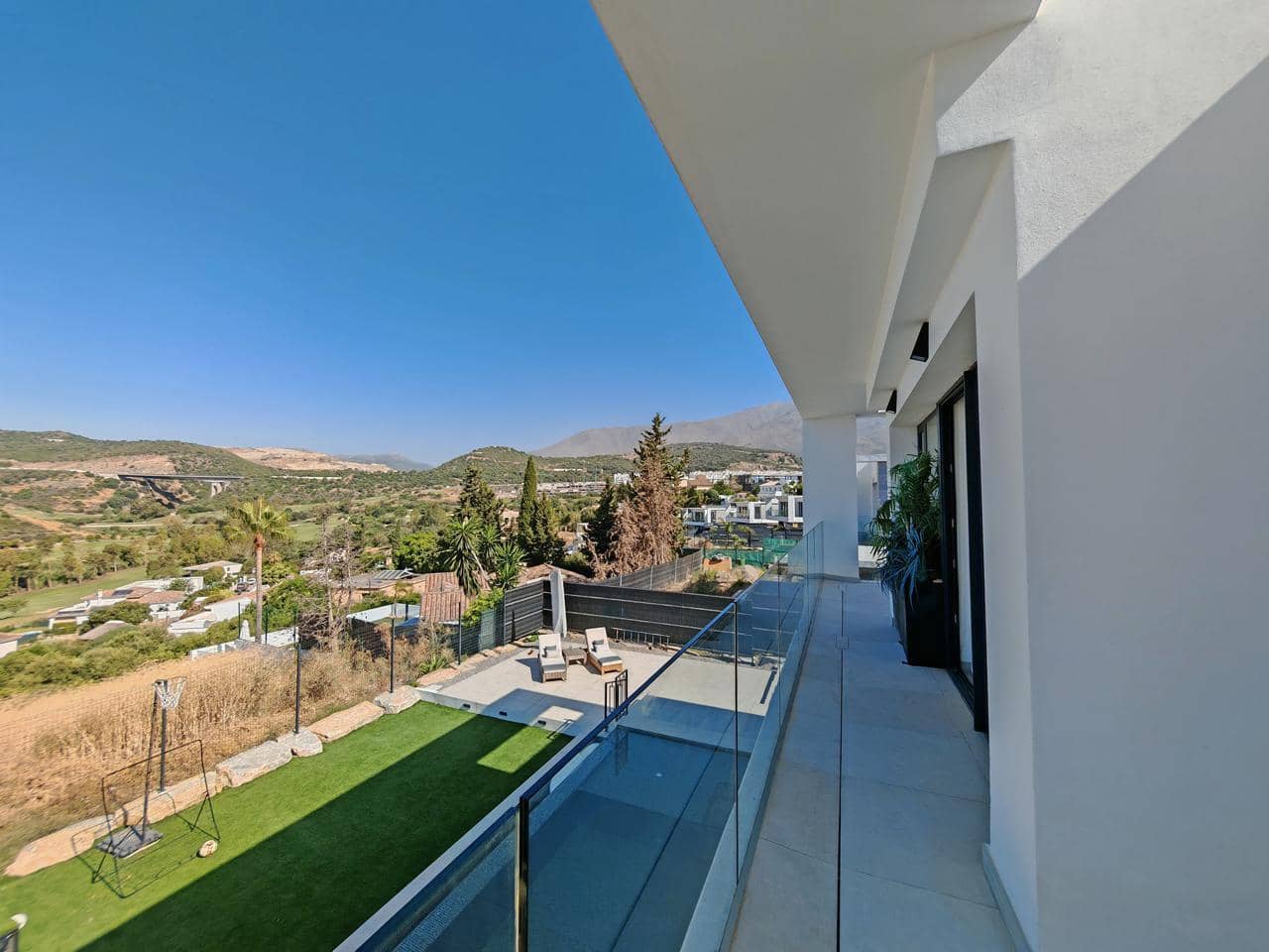5 slaapkamer Villa te koop in Estepona met zwembad garage - € 1.395.000 (Ref: 10037760)