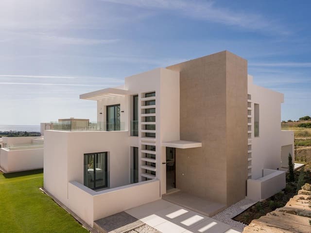 3 bedroom Villa for sale in Estepona Golf, Estepona with pool garage - € 1,550,000 (Ref: 10044386)