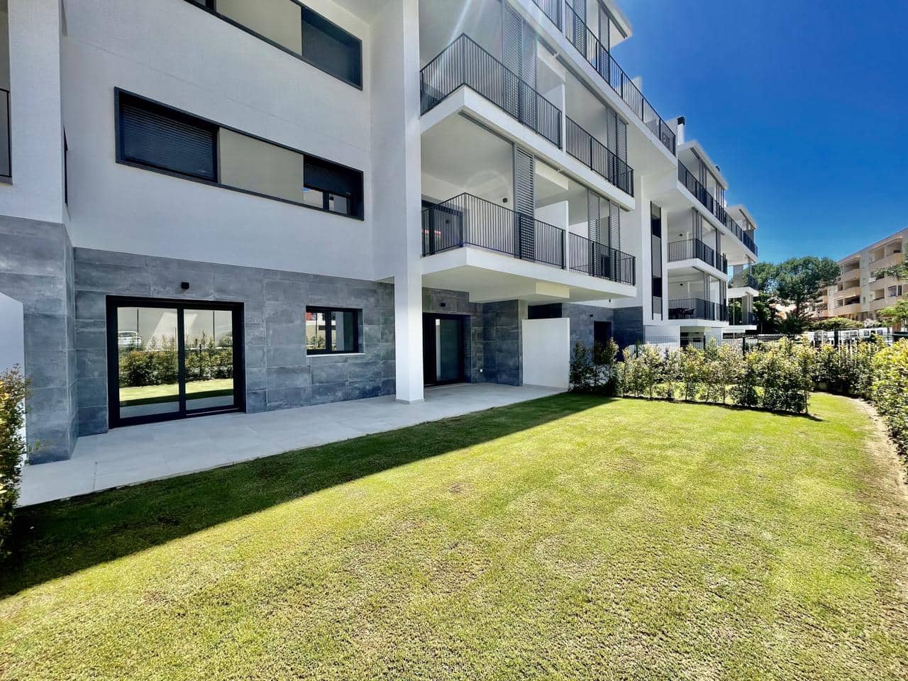 2 sypialnia Mieszkanie na sprzedaż w Estepona z basenem garażem - 580 000 € (Ref: 10046098)