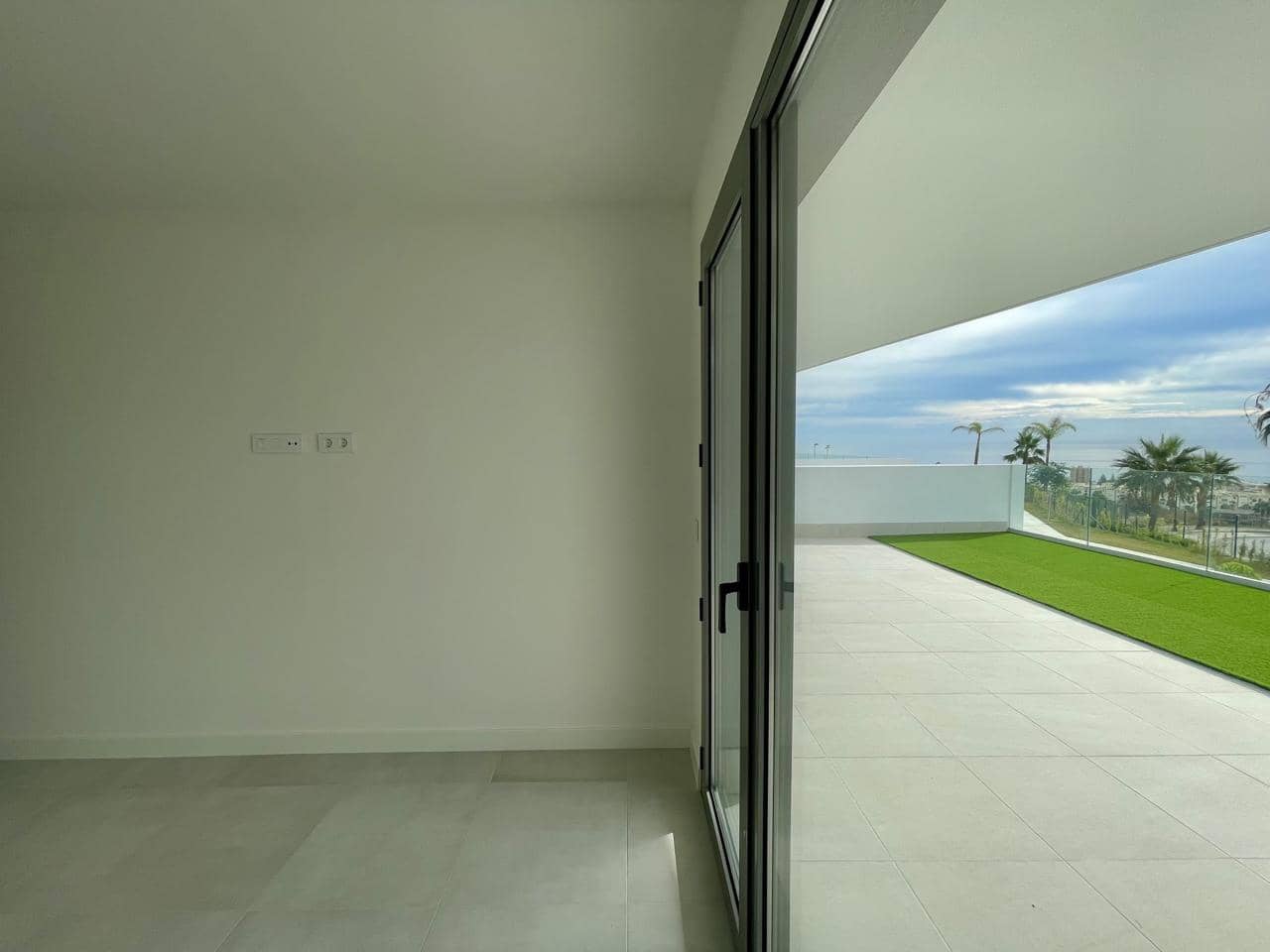 Piso de 2 habitaciones en Manilva en venta con piscina garaje - 495.000 € (Ref: 10158845)