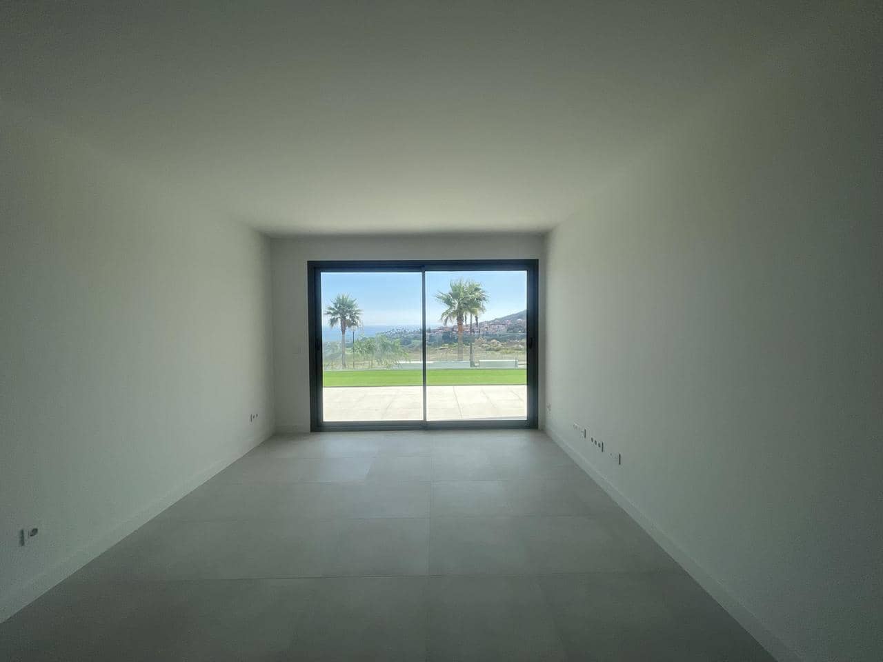 Piso de 2 habitaciones en Manilva en venta con piscina garaje - 495.000 € (Ref: 10158845)