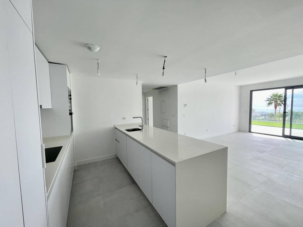 Piso de 2 habitaciones en Manilva en venta con piscina garaje - 495.000 € (Ref: 10158845)