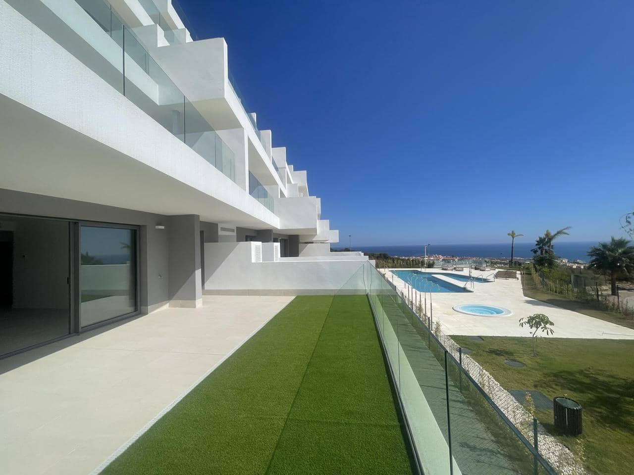 Piso de 2 habitaciones en Manilva en venta con piscina garaje - 495.000 € (Ref: 10158845)