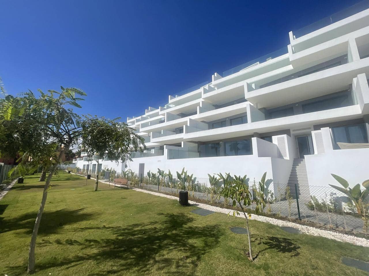 Piso de 2 habitaciones en Manilva en venta con piscina garaje - 495.000 € (Ref: 10158845)