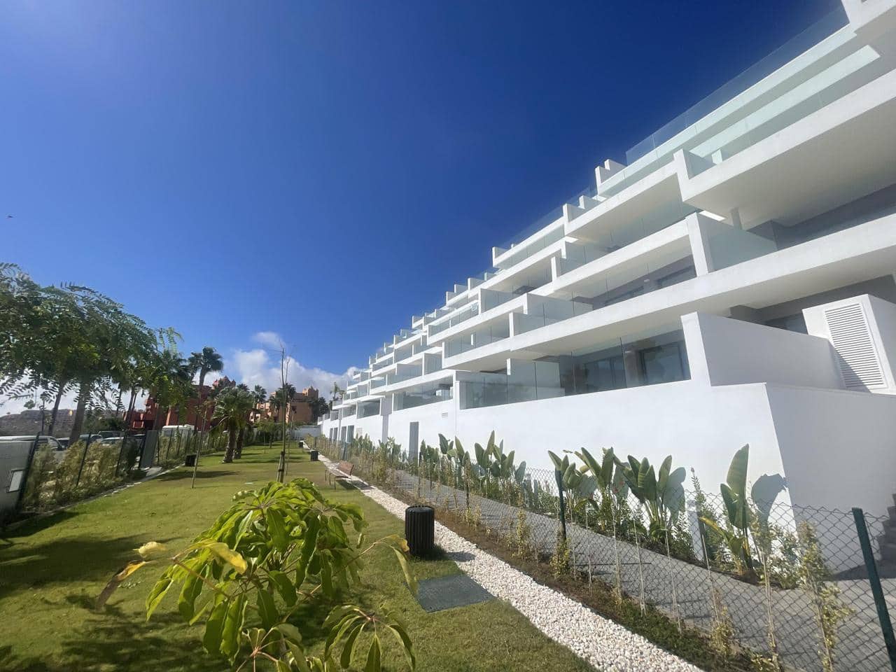 Piso de 2 habitaciones en Manilva en venta con piscina garaje - 495.000 € (Ref: 10158845)