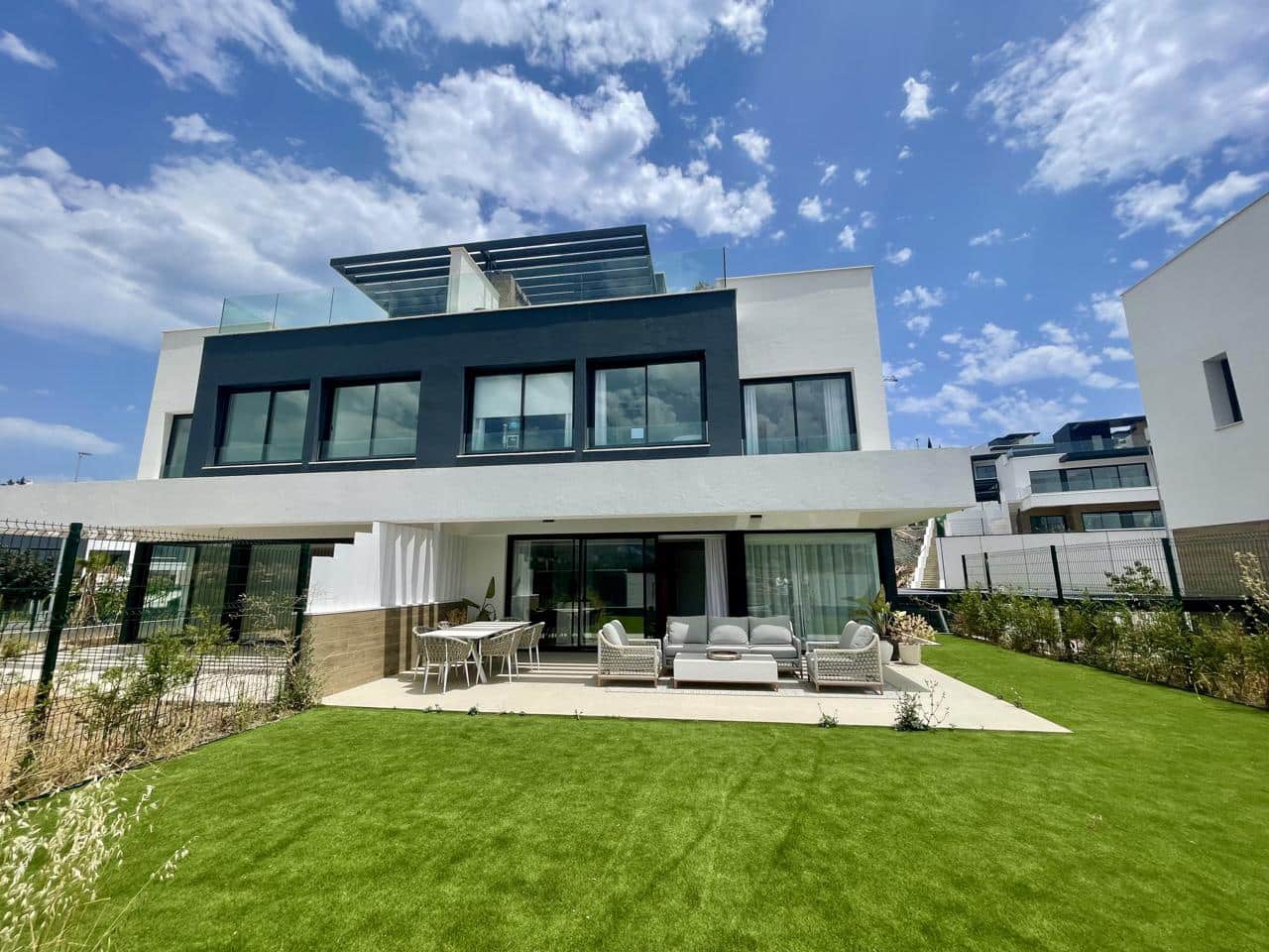 3 soveværelse Villa til salg i Estepona med swimmingpool garage - € 850.000 (Ref: 8710601)