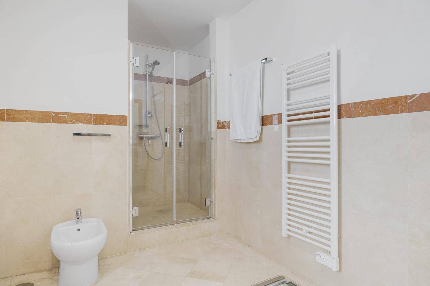 5 sovrum Lägenhet till salu i Benahavis med pool garage - 1 095 000 € (Ref: 8912578)