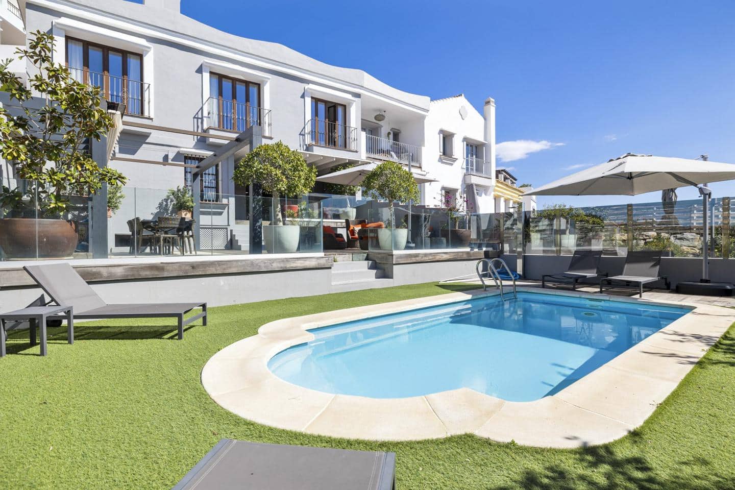 5 sovrum Lägenhet till salu i Benahavis med pool garage - 1 095 000 € (Ref: 8912578)