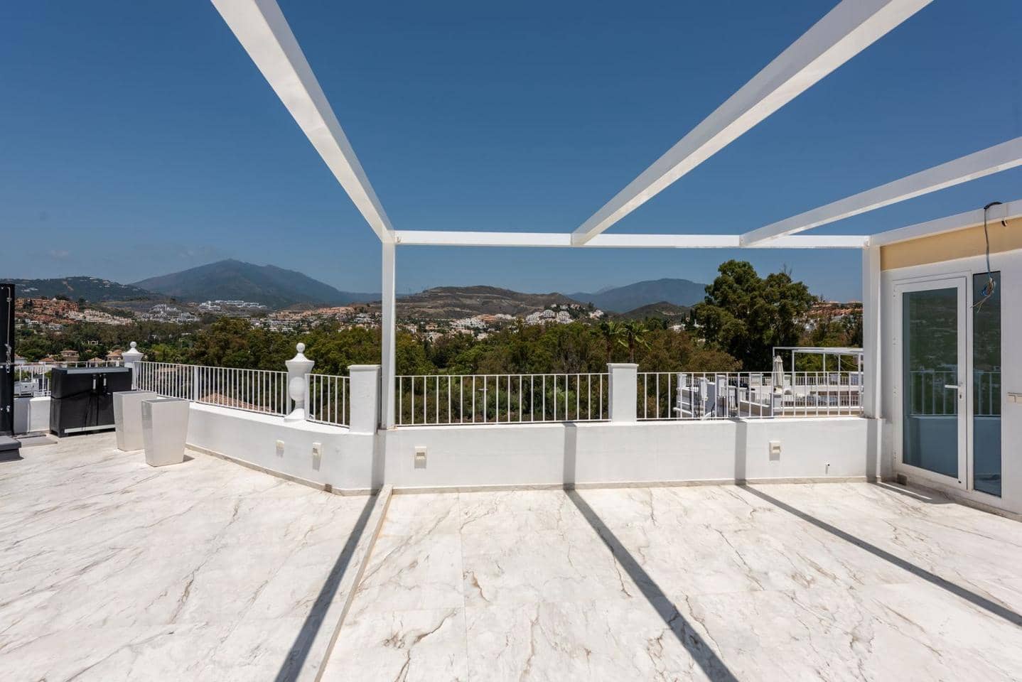 3 soveværelse Villa til salg i Marbella med swimmingpool - € 995.000 (Ref: 8987702)