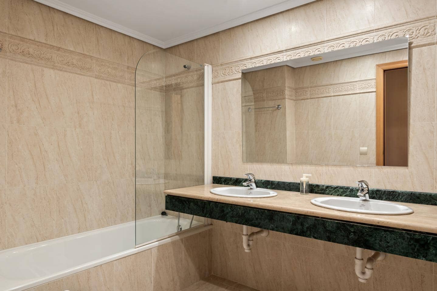 2 chambre Appartement à vendre à Estepona avec piscine - 355 000 € (Ref: 9000552)